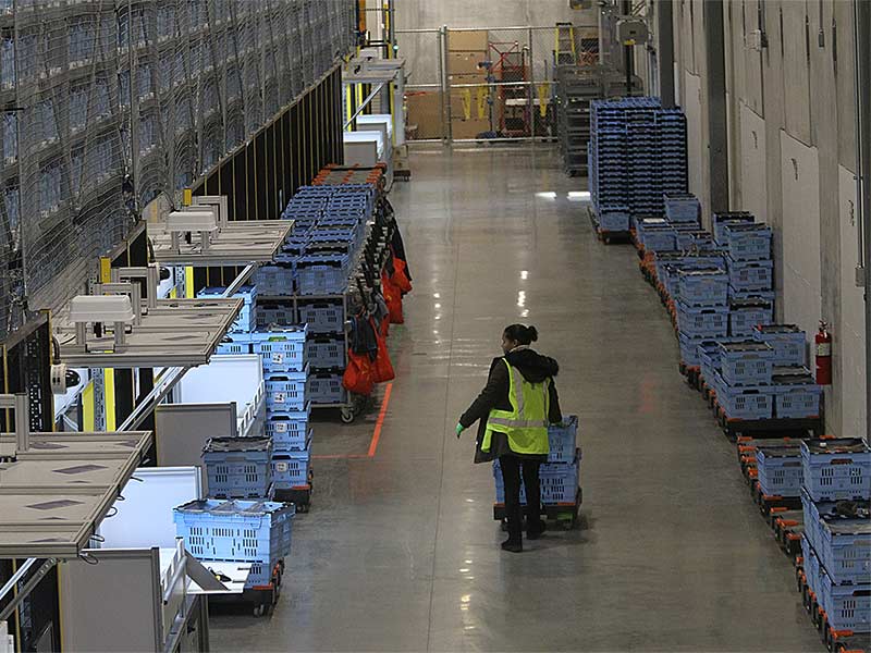 A woman working in the smart warehouses